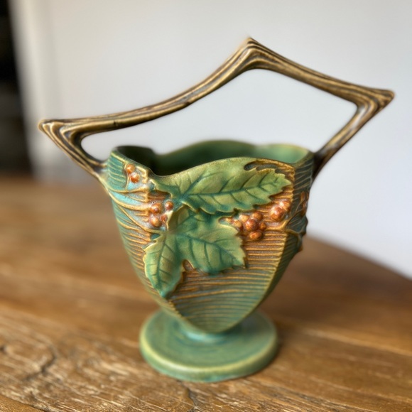 ROSEVILLE BUSHBERRY BASKET , VINTAGE POTTERY , Excellent Condition $79 - Picture 8 of 15